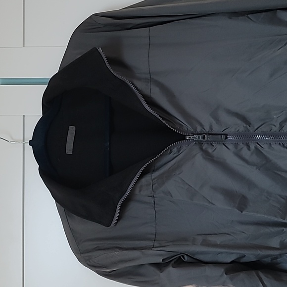 Lands End Reversible Fleece. Black/Gray and Size Medium - Picture 2 of 8